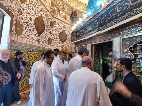 تصاویر/ غباروبی و عطرافشانی ضریح مطهر علی بن محمد باقر(ع) در اردهال کاشان