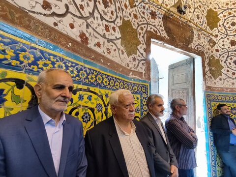 تصاویر/ غباروبی و عطرافشانی ضریح مطهر علی بن محمد باقر(ع) در اردهال کاشان