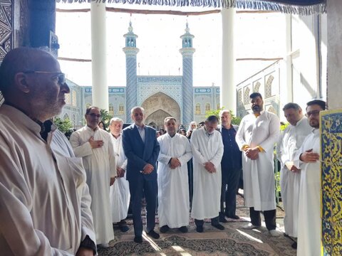 تصاویر/ غباروبی و عطرافشانی ضریح مطهر علی بن محمد باقر(ع) در اردهال کاشان