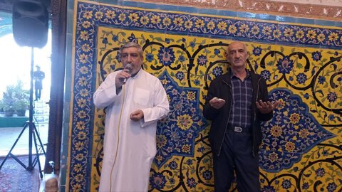 تصاویر/ غباروبی و عطرافشانی ضریح مطهر علی بن محمد باقر(ع) در اردهال کاشان