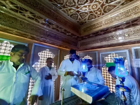 تصاویر/ غباروبی و عطرافشانی ضریح مطهر علی بن محمد باقر(ع) در اردهال کاشان