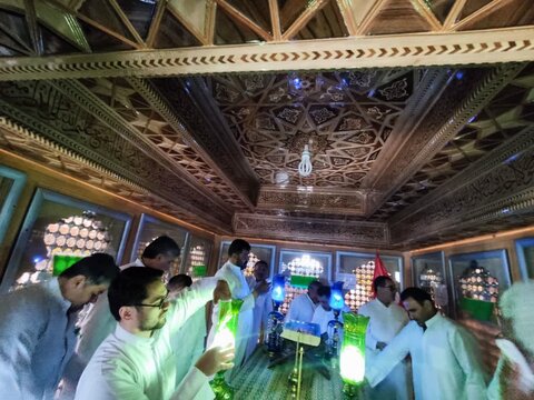 تصاویر/ غباروبی و عطرافشانی ضریح مطهر علی بن محمد باقر(ع) در اردهال کاشان