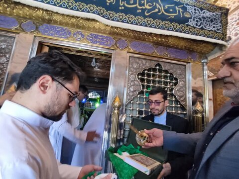 تصاویر/ غباروبی و عطرافشانی ضریح مطهر علی بن محمد باقر(ع) در اردهال کاشان