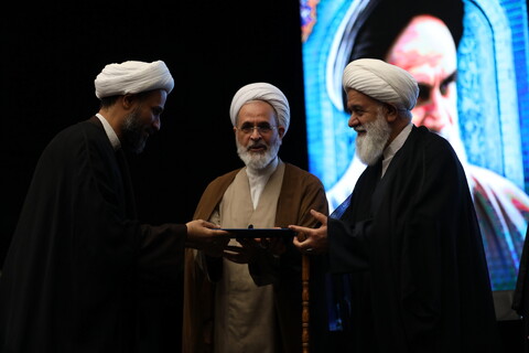 تصاویر/ دیدار صمیمی آیت الله اعرافی و معاونین ایشان با طلاب حوزه علمیه استان تهران