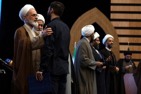 تصاویر/ دیدار صمیمی آیت الله اعرافی و معاونین ایشان با طلاب حوزه علمیه استان تهران