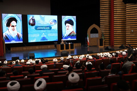 تصاویر/ دیدار صمیمی آیت الله اعرافی و معاونین ایشان با طلاب حوزه علمیه استان تهران