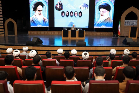 تصاویر/ دیدار صمیمی آیت الله اعرافی و معاونین ایشان با طلاب حوزه علمیه استان تهران