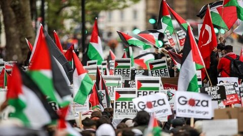 Une ONG belge remet 27 000 cartes postales au Premier ministre et appelle à une position plus ferme sur Gaza