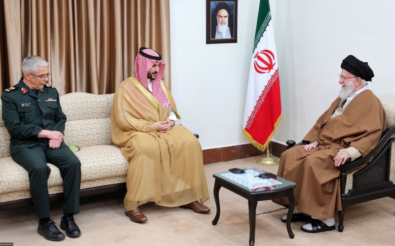 سعودی عرب کے فرمانروا کا پیغام اس ملک کے وزیر دفاع نے امام خامنہ ای کے سپرد کیا