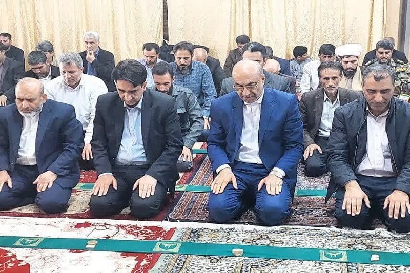 استاندار کرمانشاه در نماز جمعه بیستون حاضر شد و با مردم گفتگو کرد + عکس