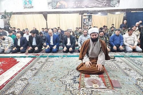 استاندار کرمانشاه در نماز جمعه بیستون حاضر شد و با مردم گفتگو کرد + عکس