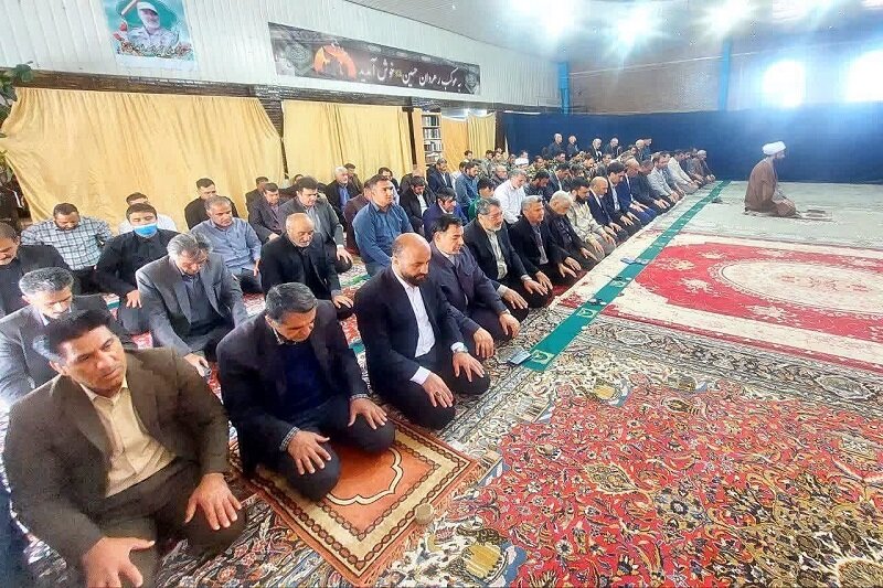 استاندار کرمانشاه در نماز جمعه بیستون حاضر شد و با مردم گفتگو کرد + عکس