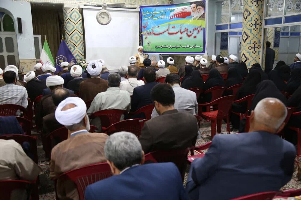 تاکید امام خمینی (ره) به بهره گیری از استعداد بانوان برای ساختن جامعه