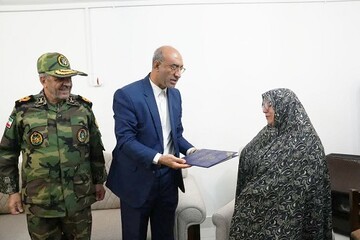 استاندار کرمانشاه از خانواده شهدای ارتش تجلیل کرد+ عکس