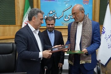 اهدای بازوبند و شال پهلوانی به استاندار کرمانشاه+عکس