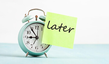 چرا به تأخیر می‌اندازیم؟ نگاهی عمیق به ریشه‌های اهمال‌کاری