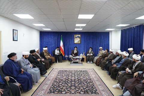 تصاویر دیدار تعدادی از مسئولین دفاتر نمایندگی‌های ولی فقیه ادارات لرستان با نماینده ولی فقیه در استان