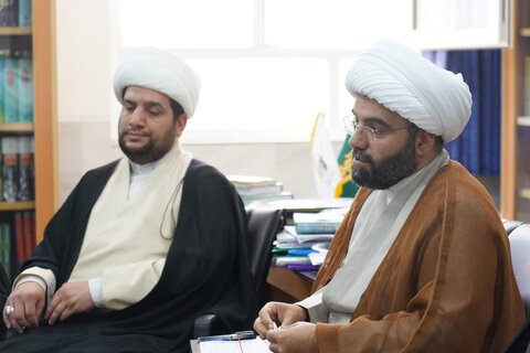 تصاویر دیدار تعدادی از مسئولین دفاتر نمایندگی‌های ولی فقیه ادارات لرستان با نماینده ولی فقیه در استان