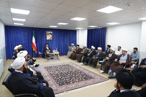 تصاویر دیدار تعدادی از مسئولین دفاتر نمایندگی‌های ولی فقیه ادارات لرستان با نماینده ولی فقیه در استان