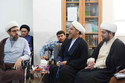 تصاویر دیدار تعدادی از مسئولین دفاتر نمایندگی‌های ولی فقیه ادارات لرستان با نماینده ولی فقیه در استان