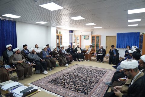 تصاویر دیدار تعدادی از مسئولین دفاتر نمایندگی‌های ولی فقیه ادارات لرستان با نماینده ولی فقیه در استان