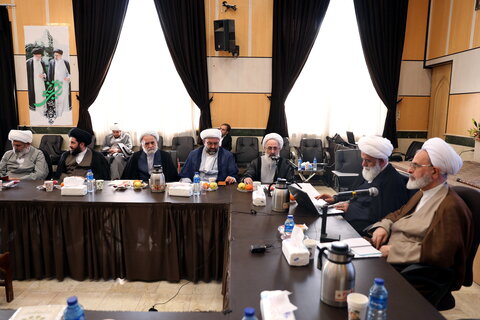 تصاویر/ جلسه  آیت الله اعرافی و معاونین ایشان با نهادهای حوزوی استان تهران