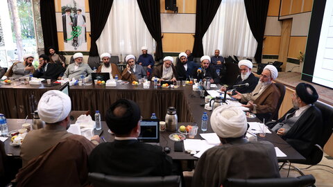 تصاویر / جلسه  آیت الله اعرافی و معاونین ایشان با شورای معاونین استان تهران و جمع بندی