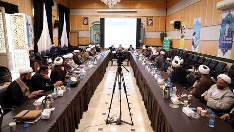 تصاویر / جلسه  آیت الله اعرافی و معاونین ایشان با شورای معاونین استان تهران و جمع بندی