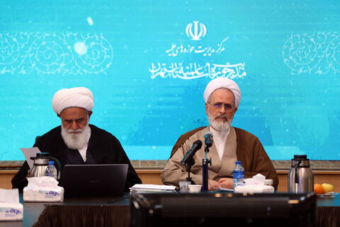 تصاویر / جلسه  آیت الله اعرافی و معاونین ایشان با شورای معاونین استان تهران و جمع بندی