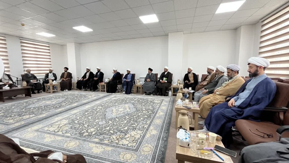 از ظرفیت ۲۵۰ نفر از مبلغین شاغل در آموزش و پرورش برای جذب و پذیرش مدارس علمیه استفاده شود