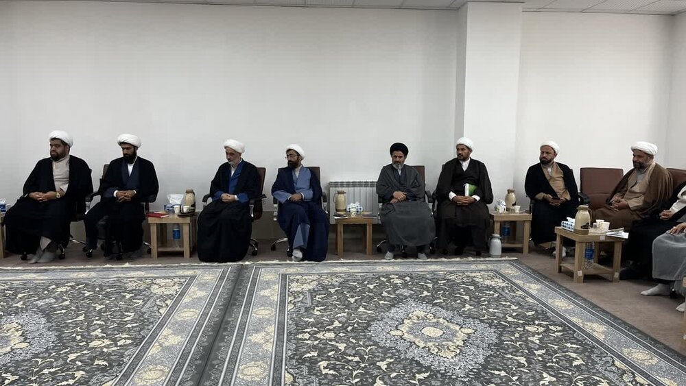 از ظرفیت ۲۵۰ نفر از مبلغین شاغل در آموزش و پرورش برای جذب و پذیرش مدارس علمیه استفاده شود