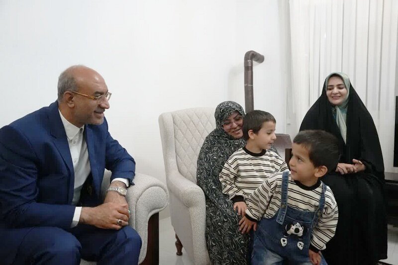 استاندار کرمانشاه از خانواده شهدای ارتش تجلیل کرد+ عکس