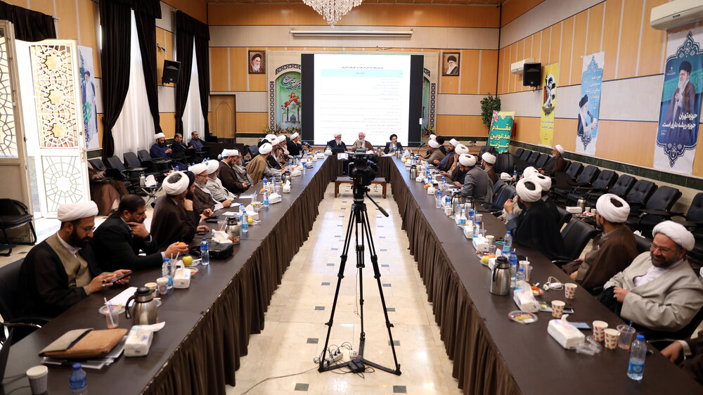 تصاویر / جلسه  آیت الله اعرافی و معاونین ایشان با شورای معاونین استان تهران