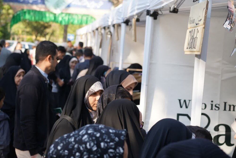 غرفه های خدمت رسانی رایگان کمپین «امام مهدی کیست؟» برپا شد+ عکس