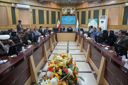 اهدای بازوبند و شال پهلوانی به استاندار کرمانشاه+عکس