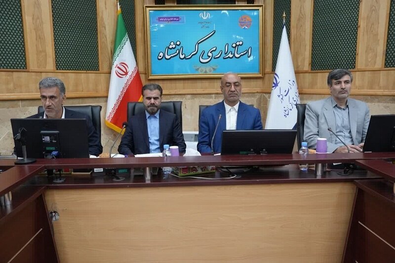 اهدا بازوبند و شال پهلوانی به استاندار کرمانشاه+عکس