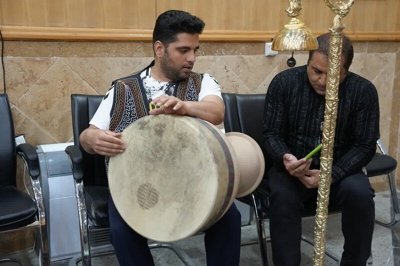 اهدا بازوبند و شال پهلوانی به استاندار کرمانشاه+عکس