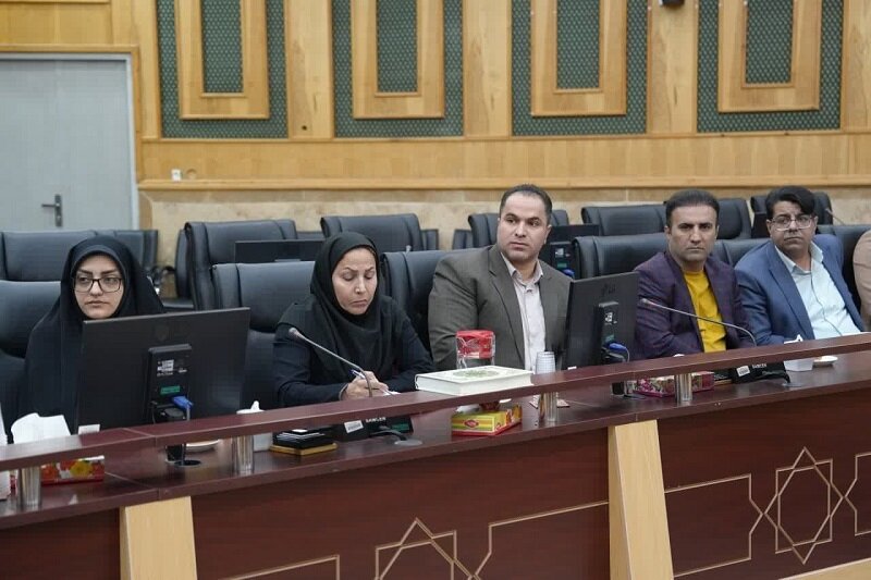 اهدا بازوبند و شال پهلوانی به استاندار کرمانشاه+عکس