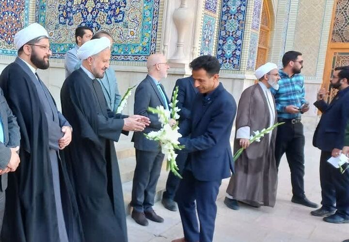 تشرف رئیس ستاد بزرگداشت دهه کرامت کشور به آستان حضرت شاهچراغ(ع)