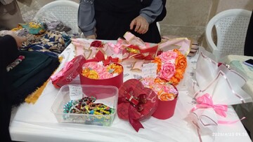 تصاویر/ برپایی نمایشگاه عرضه پوشاک و مواد غذایی با هدف کمک به غزه در حوزه علمیه خواهران بوشهر