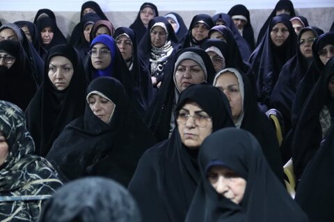 تصاویر /  دیدار امام جمعه آبیک  با مسئولین هیآت مذهبی خواهران