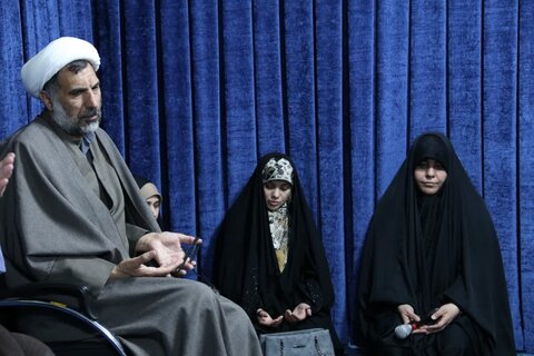 تصاویر /  دیدار امام جمعه آبیک  با مسئولین هیآت مذهبی خواهران