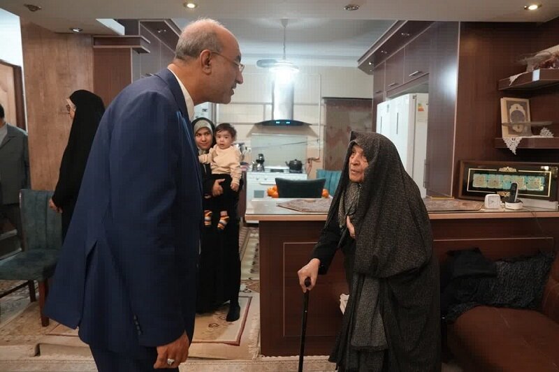 تجلیل استاندار کرمانشاه از جانباز سرافراز و خانواده شهیدان امینی+عکس