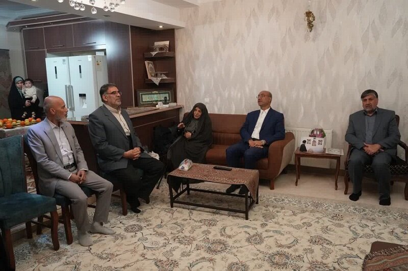 تجلیل استاندار کرمانشاه از جانباز سرافراز و خانواده شهیدان امینی+عکس