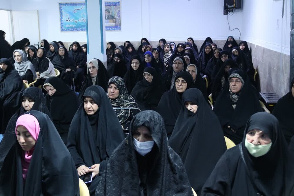 تصاویر /  دیدار امام جمعه آبیک  با مسئولین هیئات مذهبی خواهران