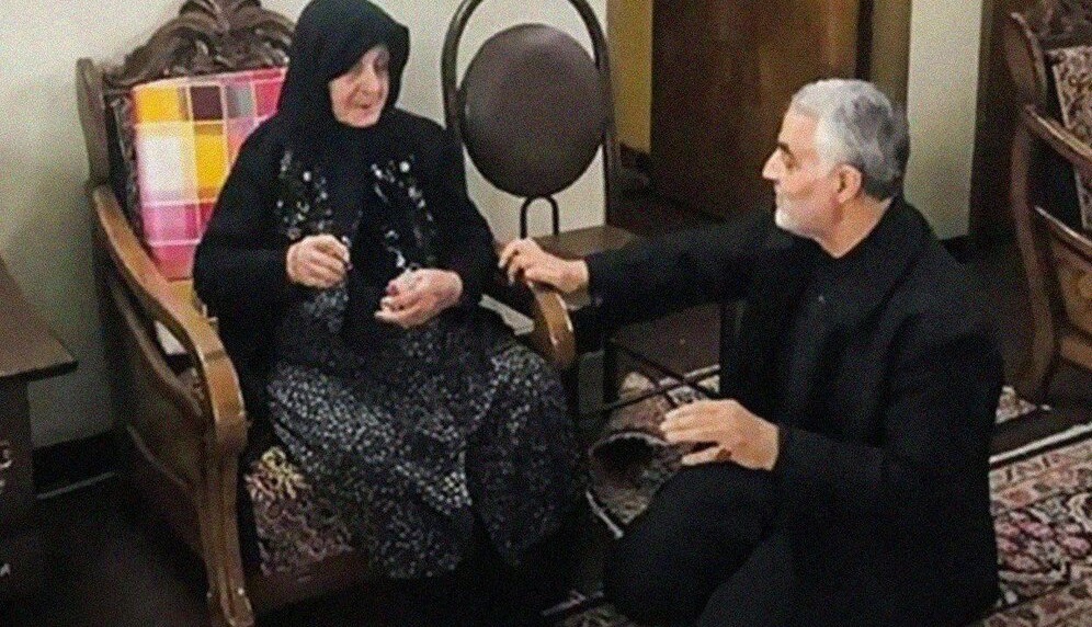 Général qui, au sommet de son pouvoir, servait humblement les mères des martyrs