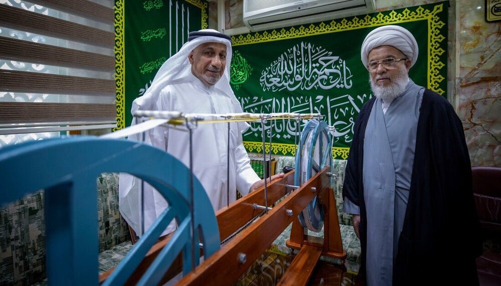 Raia wa Bahrain ametoa hadia nakala ya maandishi iliyo na thamani kubwa kwenye Haram ya Imamu Husein (a.s)