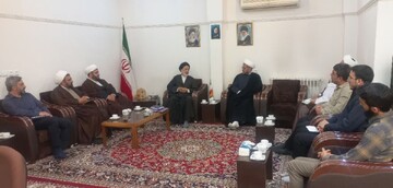 صاحب‌نظران حوزه علمیه دولت را در زمینه حل مسائل کشور یاری کنند