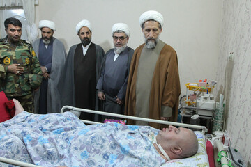 تصاویر / عیادت نماینده ولی‌فقیه در استان قزوین از نیروی ارتش در شهر الوند