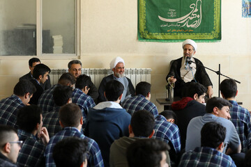 تصاویر /نشست صمیمانه  نماینده ولی فقیه در استان قزوین با دانش‌آموزان دبیرستان علامه جعفری (ره)